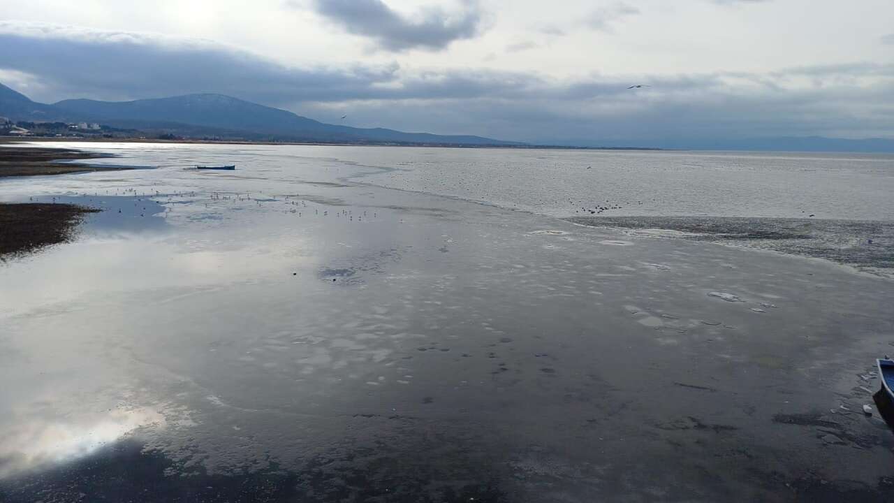Hava sıcaklığı eksi 10'u gördü! Konya’nın denizi dondu 1